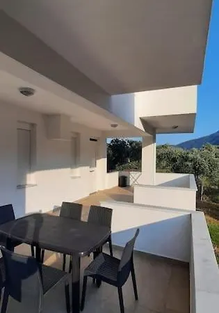 Villa Olive Deluxe Golden