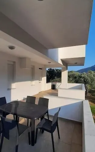 Villa Olive Deluxe Golden